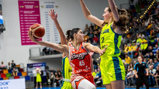 Nancy Foraová se snaí najít prostor pro pihrávku pes bránící Emmu echovou.