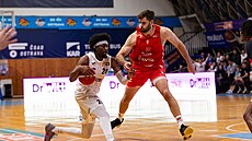 Pardubický Kamil vrdlík brání ostravského Colea Keenona.