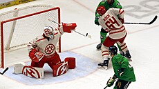 Tinecký branká Marek Mazanec v nové výstroji vyráí hokejkou puk ped...