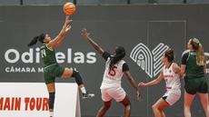 Oliana Squiresová zakonuje z odskoku.