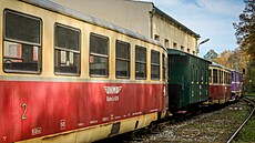 Lokomotivy i vagony, které je�t� p�ed t�emi lety vozily turisty i lidi z okolí...