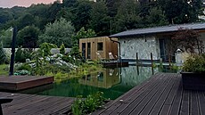 Jezírko obsahuje filtra�ní �achtu s bubnovým filtrem, UV lampu i biologickou...