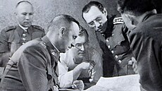 Zábr z velitelství Velké Prahy Barto - sedící vlevo je generál Karel...