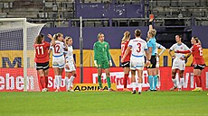 Barbora Votíková dostala v odvet proti Rakousku v 74. minut ervenou kartu.
