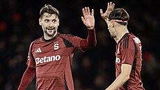 Spar�ané Kaan Kairinen (vlevo) a Veljko Birman�evi� se radují v zápase proti...