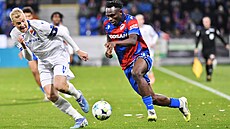 Plze�ský úto�ník Prince Adu (vpravo) uniká ostravskému kapitánovi Michalovi...