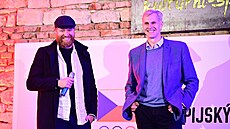 Hokejista Jakub Vorá�ek a p�edseda �eského olympijského výboru Ji�í Kejval na...