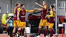 Michal ernák slaví se spoluhrái gól Dukly Praha.
