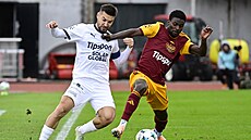 Samson Tijani z Dukly Praha v souboji o balon.