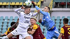 Branká� Rihards Matrevics (Dukla Praha) vyrá�í balon  v zápase se Slováckem.