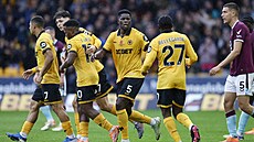 Marshall Munetsi z Wolverhamptonu slaví se spoluhrái, vetn Ladislava...