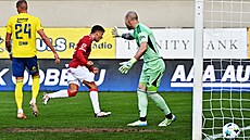 Samuel �imek (Pardubice) slaví nakonec po faulu neuznaný gól.