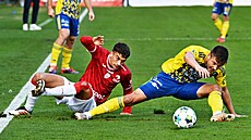 Zprava Michal Cupák ze Zlína a Samuel �imek z Pardubic v prvním polo�ase 13....