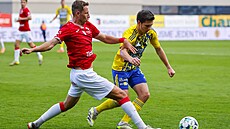 Michal Cupák (Zlín) v zápase s Pardubicemi.