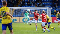 Vojtch Patrák (Pardubice) zpracovává mí v zápase se Zlínem.