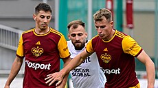 Zleva Zlatan ehovi (Dukla Praha) brání ana Medveda ze Slovácka.