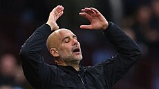 Trenér Manchesteru City Pep Guardiola reaguje na pr�b�h utkání s Aston Villou.