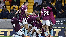 Lyle Foster z Burnley slaví se spoluhrái tetí gól na 3:2 v 95. minut proti...