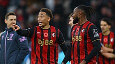 Marcus Tavernier a Antoine Semenyo z Bournemouthu slaví po skon�ení utkání s...