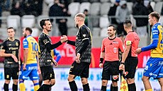 Vladimír Darida a Mick van Buren z Hradce Králové po utkání 13. kola Chance...