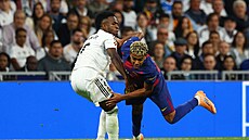 Vinicius Junior z Realu Madrid v souboji s Laminem Yamalem (Barcelona).