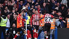 Chemsdine Talbi ze Sunderlandu se raduje se spoluhrá�em Noahem Sadikiem po gólu...