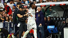 Vinicius Junior (Real Madrid) odchází ze h�i�t� v 72. minut� utkání proti...