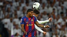 Marcus Rashford z Barcelony v souboji s Federicem Valverdem (Real Madrid).