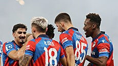 Hrá�i Viktorie Plze� se radují po gólu Prince Adua v utkání s Baníkem Ostrava.