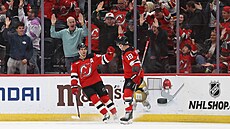 Jack Hughes (vlevo) a Ondej Palát (New Jersey Devils) slaví gól v první...