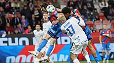 Milan Havel (Viktoria Plze�) hlavi�kuje a brání ho Michal Frydrych z Baníku...