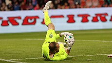 Branká� Baníku Dominik Holec zasahuje v utkání s Viktorii Plze�.