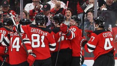 Hrá�i New Jersey Devils se radují poté, co jejich spoluhrá� Jack Hughes rozhodl...