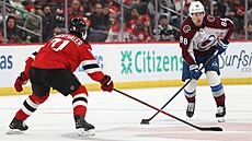 Martin Neas (Colorado) s pukem, brání ho Jonas Siegenthaler (New Jersey) ve...