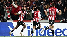 Igor Thiago a Kevin Schade z Brentfordu se radují po gólu Danga Ouattary na...