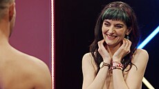 Kamila se svlékla a vybrala z pti nahých mu.