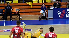 Milan Moník (ve �lutém) a jeho zákrok.