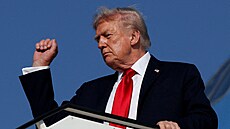 Americký prezident Donald Trump p�i p�íletu na leti�t� Haneda v Tokiu (27....