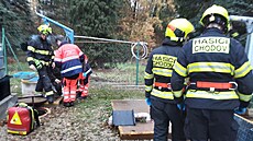 Mue, který v Novém Sedle spadl do achty, pevezli zdravotníci do nemocnice.