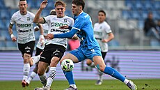 Boleslavský Matyá� Vojta se sna�í dostat p�ed soupe�e z Karviné.