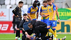 Tepli�tí o�et�ují Michala Bílka v zápase proti Hradci Králové.