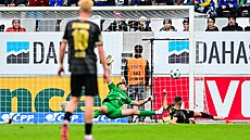 Hradecký branká� Adam Zadra�il dostává od Teplic gól, který následn� nebyl...