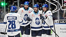 Hokejisté Kladna se radují z gólu do sít Liberce.