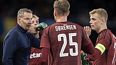 Sparantí fotbalisté se radí s trenérem Brianem Priskem v zápase s Bohemians.