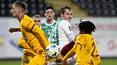 Souboj o mí� v zápase MOL Cupu mezi Jabloncem a Duklou.