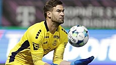 Jablonecký branká� Jan Hanu� v derby s Libercem.