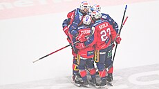 Hokejisté Pardubic se radují z gólu do sít eských Budjovic.