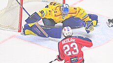 Pardubický Luká� Sedlák mí�í na branku �eských Bud�jovic.