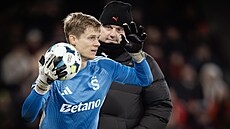 Branká Peter Vindahl vhazuje aut, v pozadí je trenér Bohemians Jaroslav Veselý.