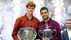 Carlos Alcaraz a Jannik Sinner na ceremoniálu po konci finále US Open.